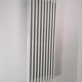 3 kolonnu 1200x470 vertikāls radiators, krāsa –balts (RAL 9010)