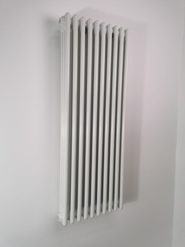 3 kolonnu 1200x470 vertikāls radiators, krāsa –balts (RAL 9010)