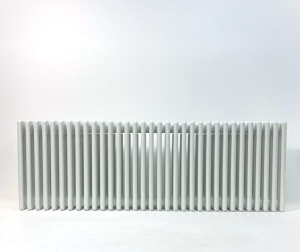 4 kolonnu 500×1505 mm horizontāls radiators, krāsa – Balts (RAL 9010)