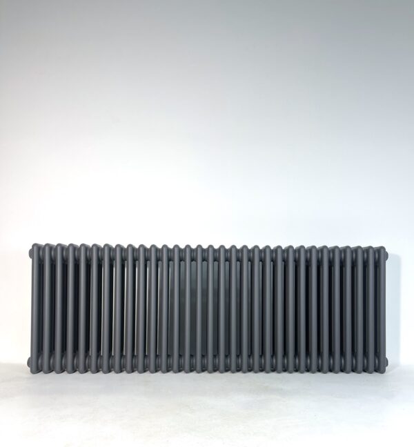 3 kolonnu 500x1415 mm horizontāls radiators, krāsa – antracīts (RAL 7016)