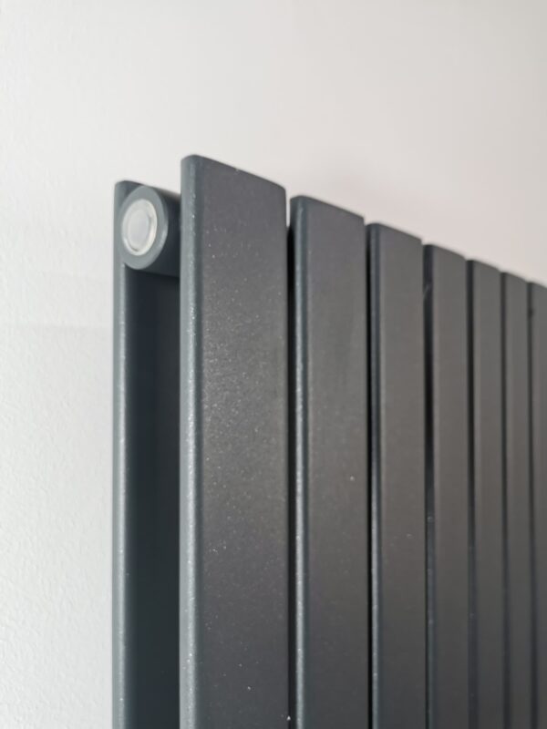 Vertikāls antracīta krāsas radiators 1200 x 544 mm. Duplex- Apakšas pieslēgums - Image 2