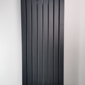 Vertikāls antracīta krāsas radiators 1200 x 544 Duplex