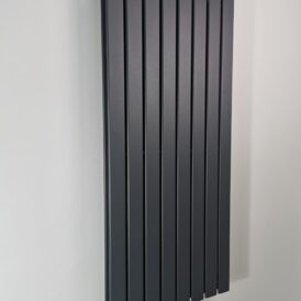 Vertikāls antracīta krāsas radiators 1200 x 544 mm. Duplex- Apakšas pieslēgums