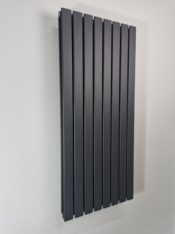 Vertikāls antracīta krāsas radiators 1200 x 544 mm. Duplex- Apakšas pieslēgums